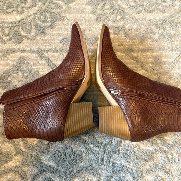 Lulu's x Matisse Spirit 7.5 snake pointed toe ankle booties 2900 - Picture 7 of 9